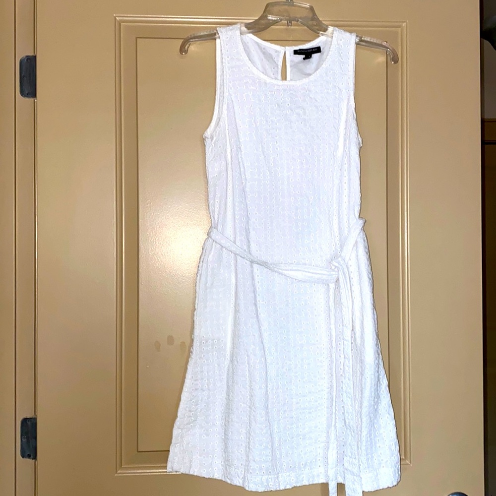 Banana Republic white sleeveless dress with pockets. Comes with its own belt